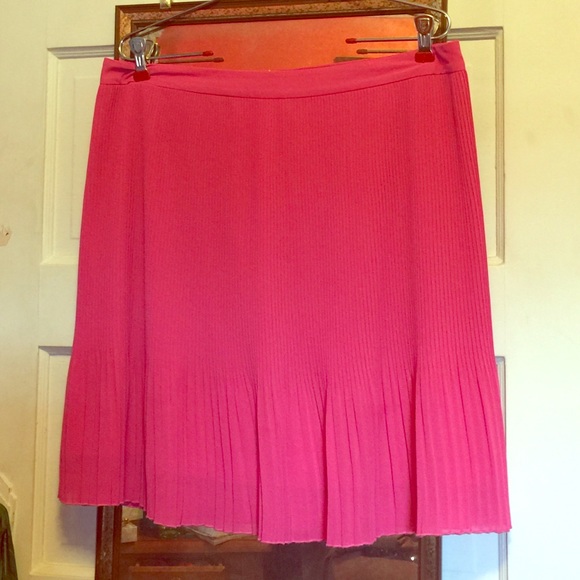 Pleated pink skirt