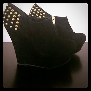 Cute black studded wedges ??