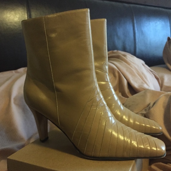 Ann Marino Tan Leather Ankle Boots Pleated