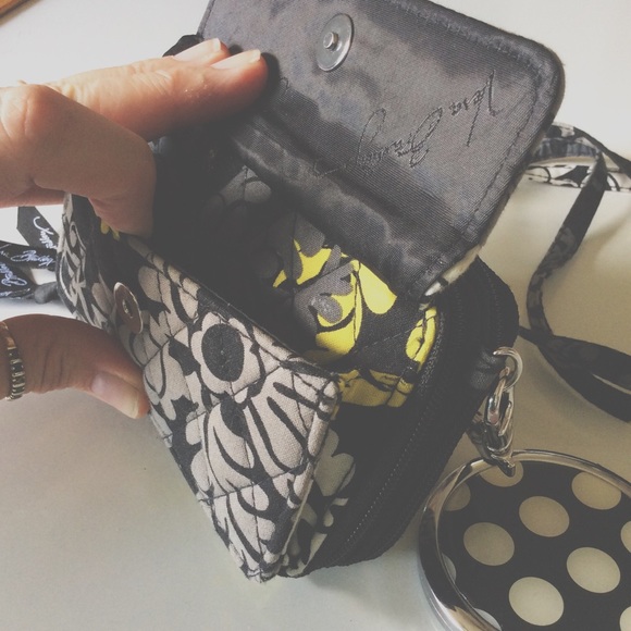 ⬇️Vera Bradley Cross-body Zip Wallet - Picture 2 of 3
