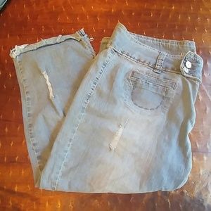 Super cute distressed capri