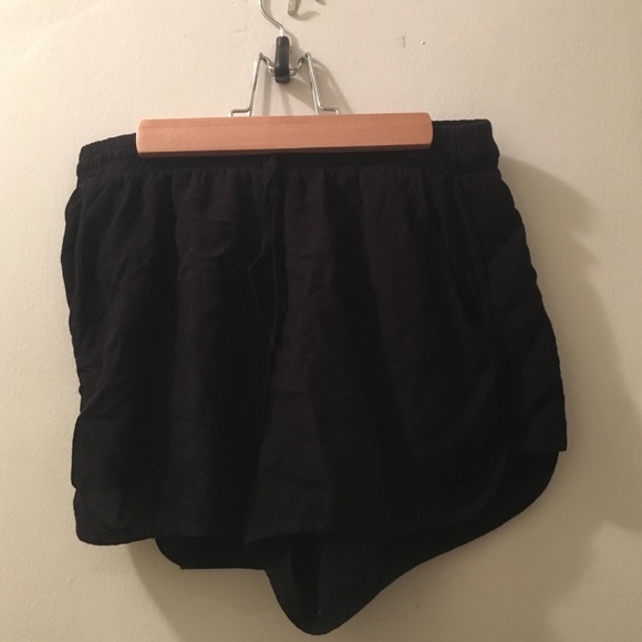 Super soft drawstring tie and pockets, not brandy