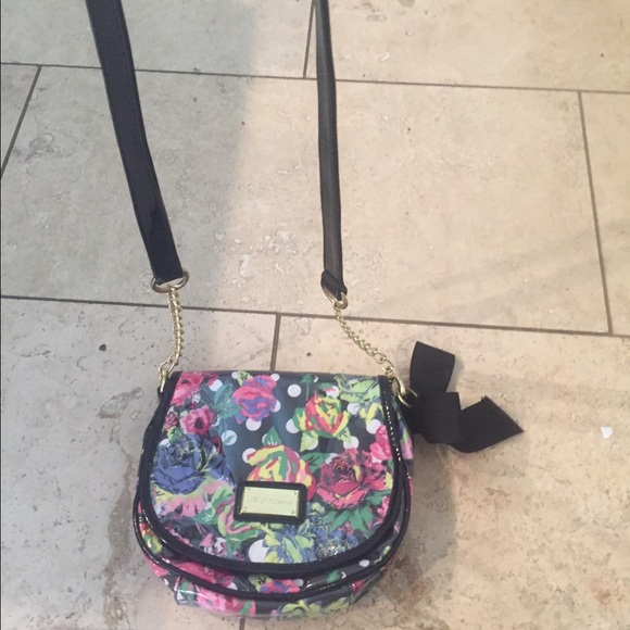 Betsy Johnson crossbody🌻