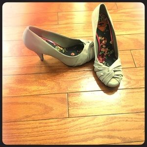 Silver Glowing Satin Pumps