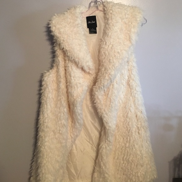 Me Jane furry white fashion Vest