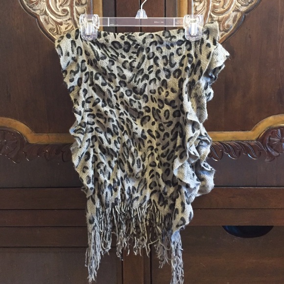 Gray/Black Ruffled scarf