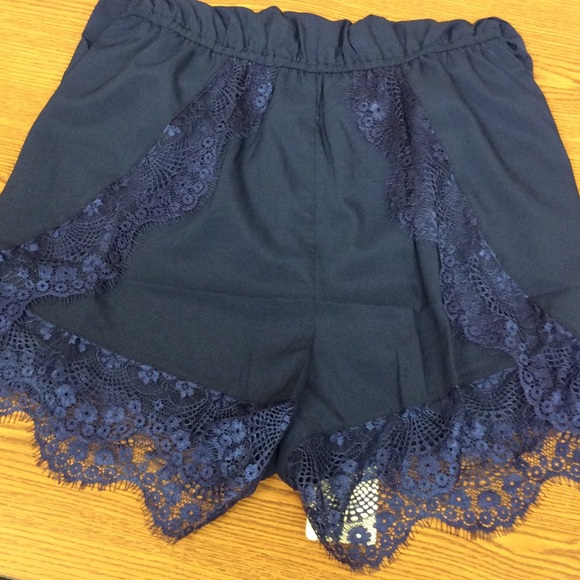 🌺Navy Lace Romper - Picture 2 of 4