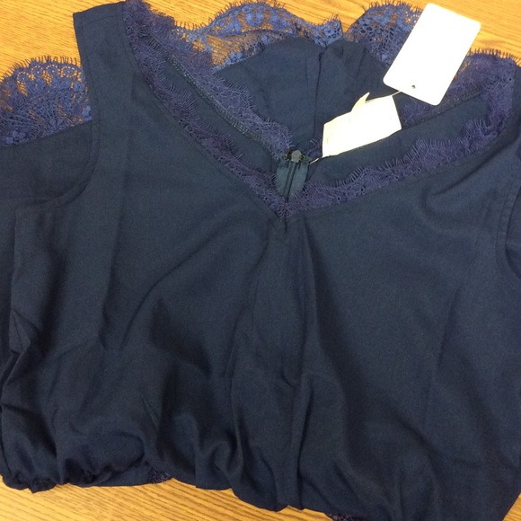 🌺Navy Lace Romper - Picture 3 of 4