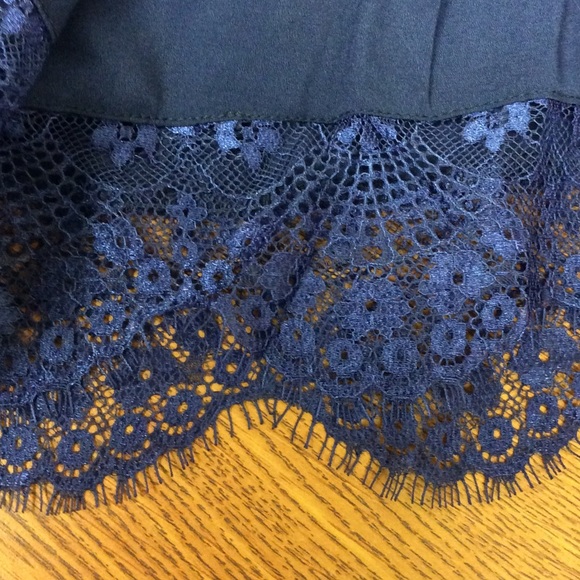 🌺Navy Lace Romper - Picture 4 of 4