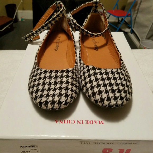 Flats with straps. - Picture 1 of 2