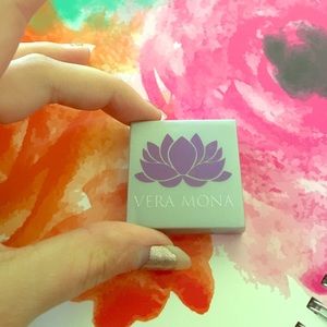 Vera Mona eyeshadow in clover