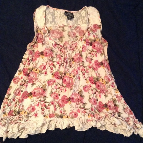 Tops - Floral Sleeveless Top 🌸