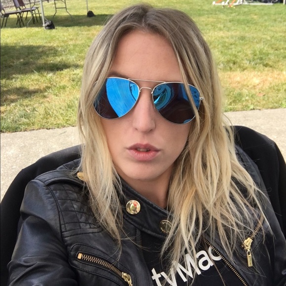 Meet your Posher, Courtney - Picture 4 of 5