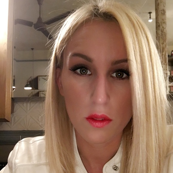 Meet your Posher, Courtney - Picture 2 of 5