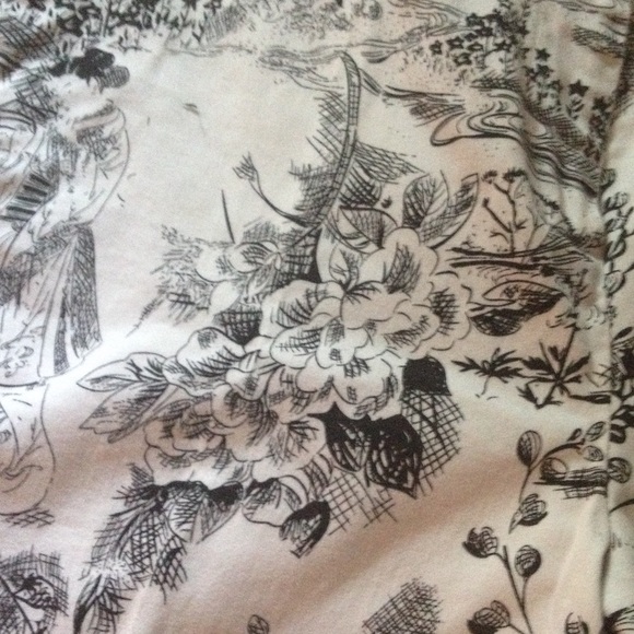 EUC stunning b&w Japanese Etoile print capris 8P - Picture 3 of 4