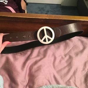 Genuine leather belt with peace sign buckle