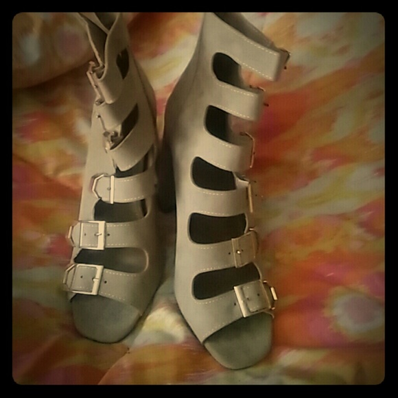 Fashion Nova NWT SIZE WOMENS US 10 Beige Heels