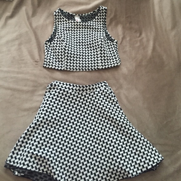Small black and white two piece set