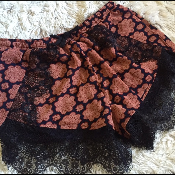 <SOLD> Kimchi Blue Boutique lace short - Picture 2 of 3