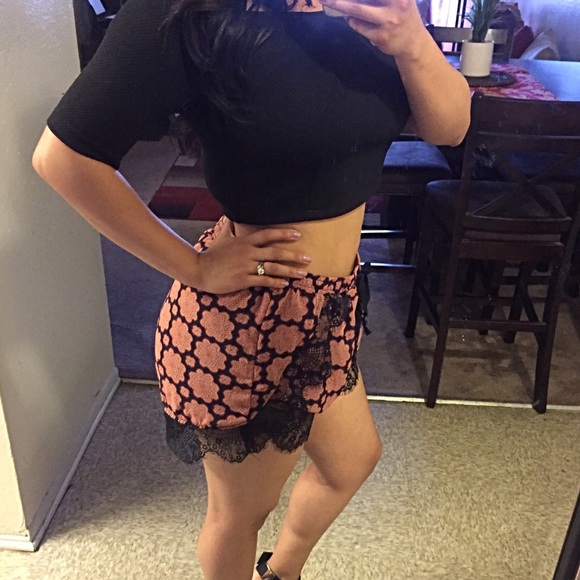 <SOLD> Kimchi Blue Boutique lace short - Picture 3 of 3