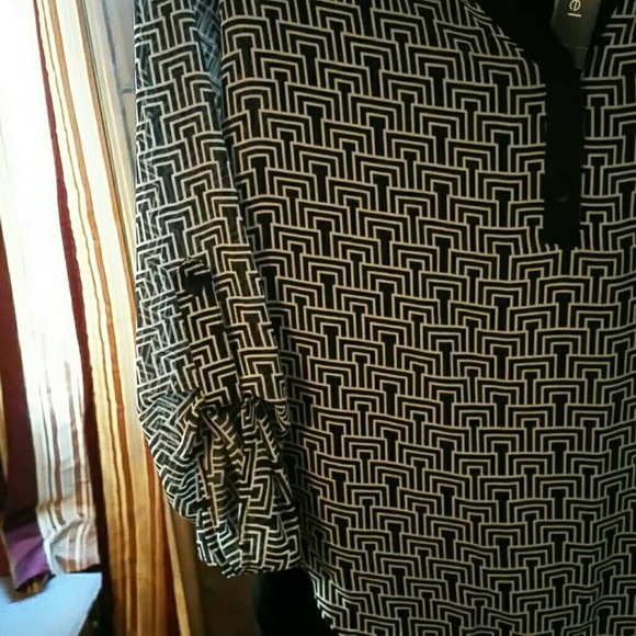 SOLD...NWT black and white top - Picture 3 of 4