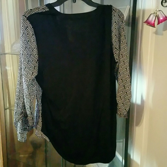 SOLD...NWT black and white top - Picture 4 of 4