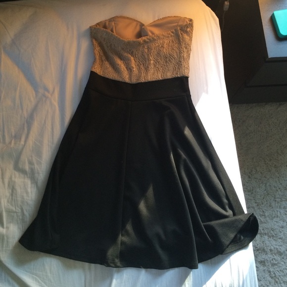 Sweetheart Black and Lace Dress - Picture 2 of 3