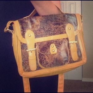Gorgeous two way shoulder bag