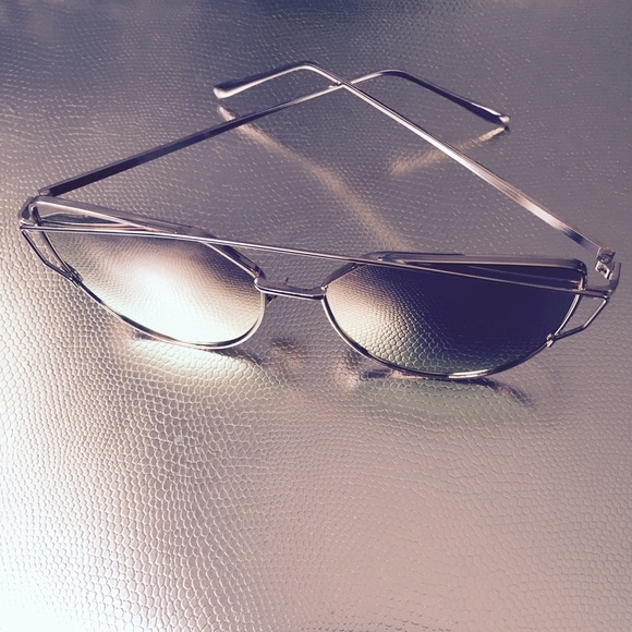 Rose Gold Mirrored Sunglasses - Picture 3 of 4