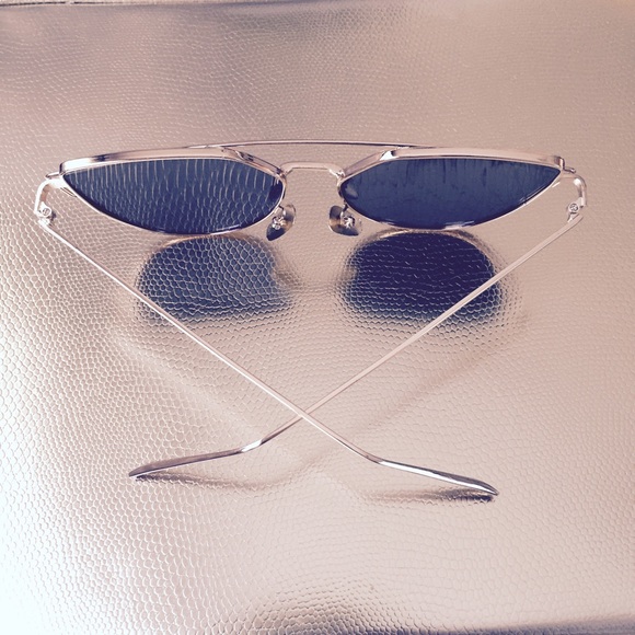 Rose Gold Mirrored Sunglasses - Picture 2 of 4