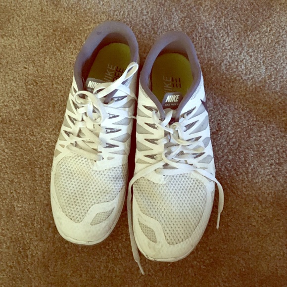 White nike frees