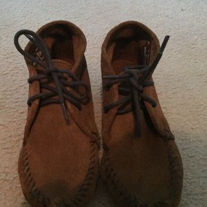 minnetonka shoes size 5