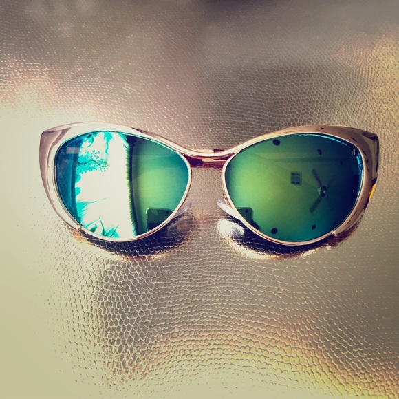 Accessories - Green lens mirrored sunglasses