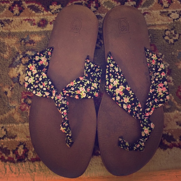 Floral flip flops 🌺