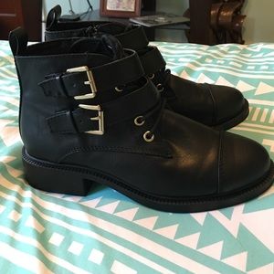 Hip Black booties