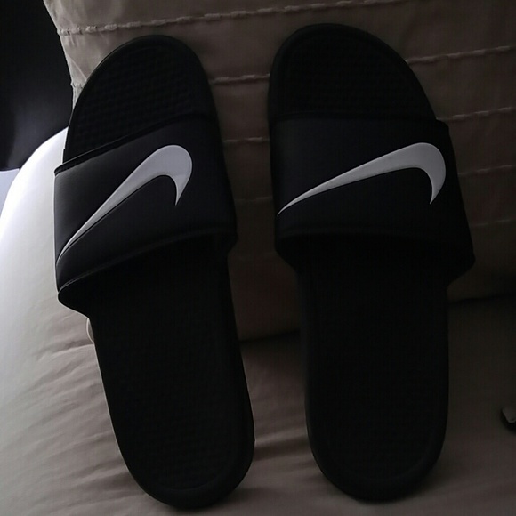 MENS NIKE FLIP FLOPS (size 12)