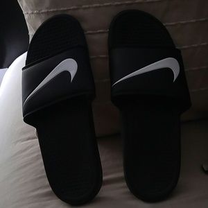MENS NIKE FLIP FLOPS (size 12)