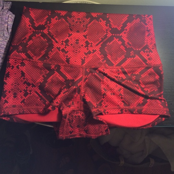 Lululemon boogie roll down shorts sz 6