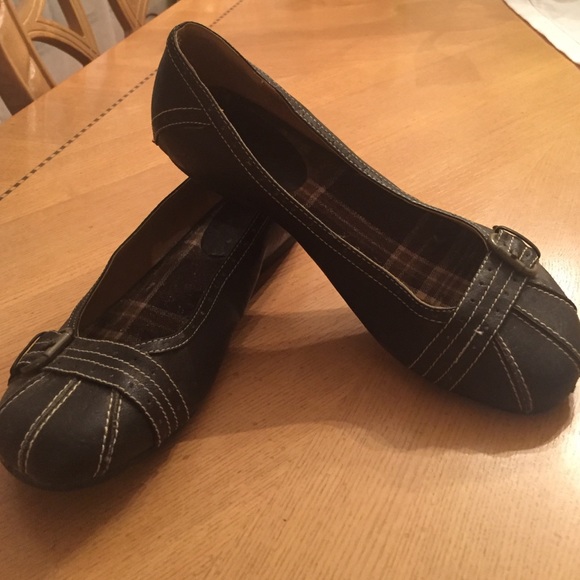 Brown ballet flats