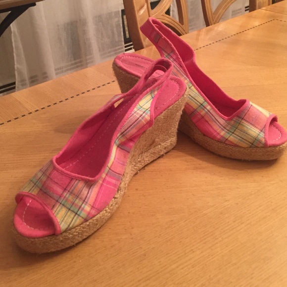 Sling back, peep toe, plaid wedges