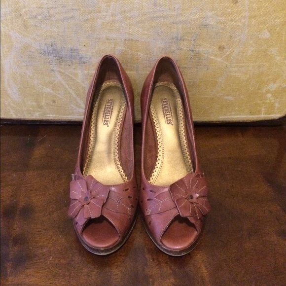 Seychelles brown leather peep toe (size 6)