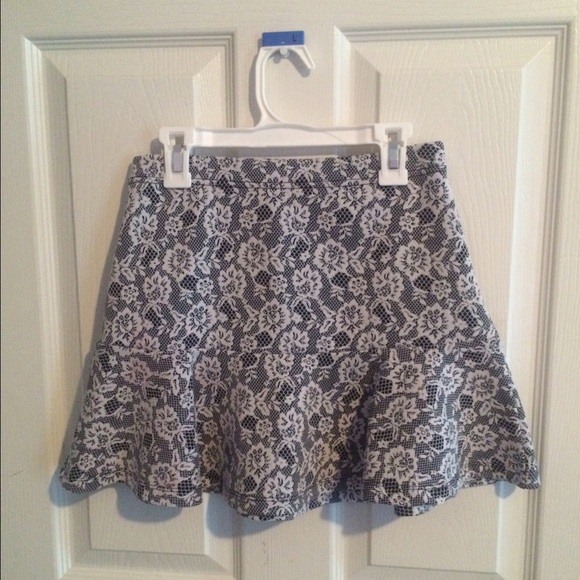 Forever 21 a-line lace design skirt