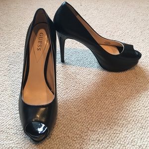Guess black pumps