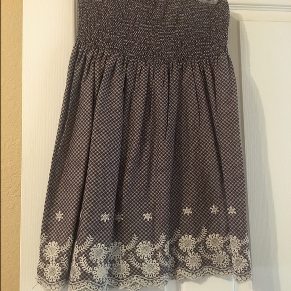 Strapless brown dress with flower details