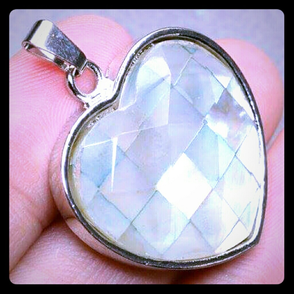 Moving Sale❤LOVE HEART NATURAL PENDANT