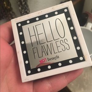 Hello Flawless Benefit finishing powder