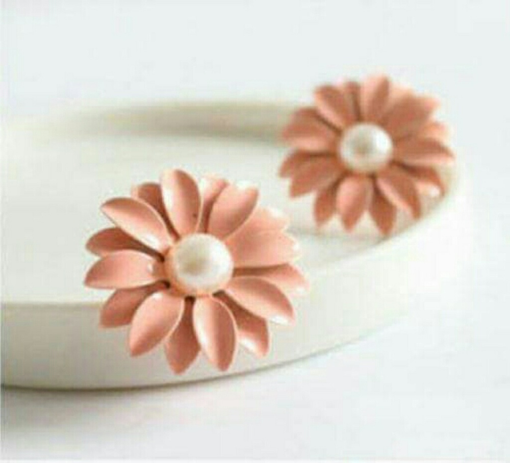 💖SALE💖Lovely Daisy Flower white pearl earrings - Picture 3 of 3