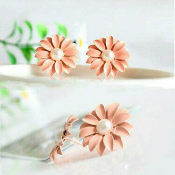 💖SALE💖Lovely Daisy Flower white pearl earrings - Picture 2 of 3