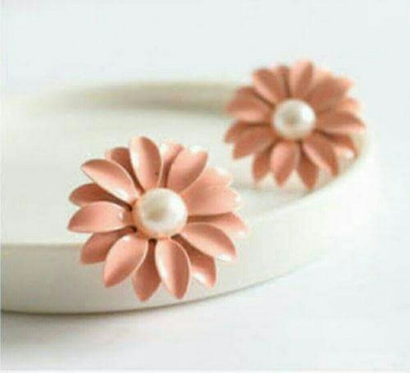 💖SALE💖Lovely Daisy Flower white pearl earrings - Picture 3 of 3