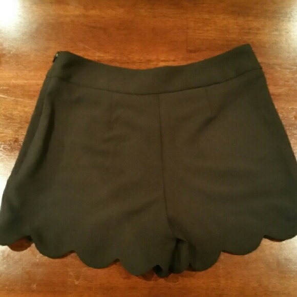 Tulip shorts!!!! So classy Brand new - Picture 3 of 4